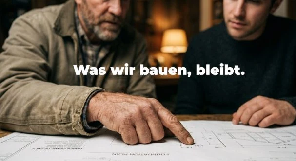 Zwei Männer studieren Baupläne:
Bauunternehmen und Architektur, Imagebeitrag für Social Media.