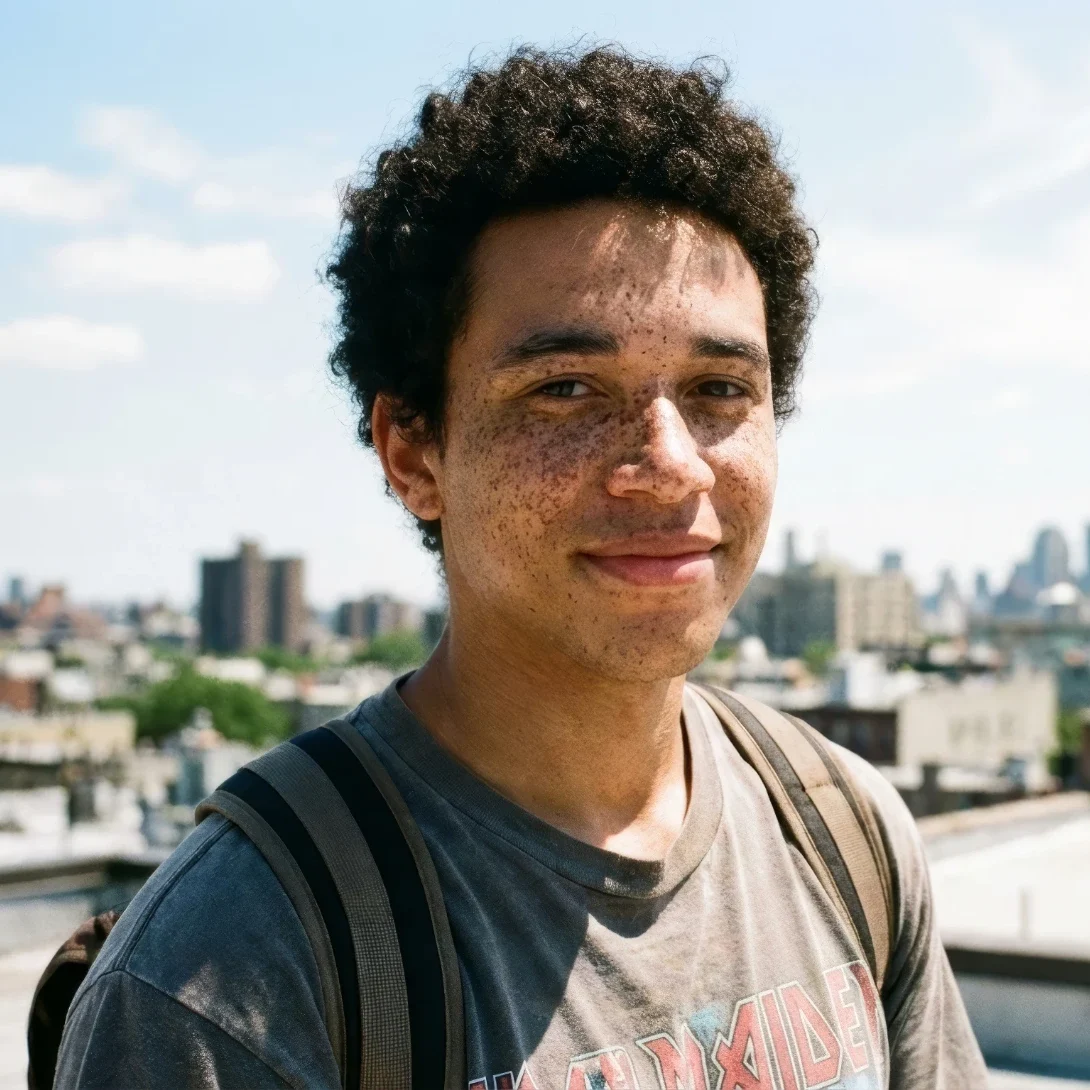 Junger Mann mit Rucksack vor der Skyline der Stadt – KI-Werbebild für Reisen und Lifestyle.