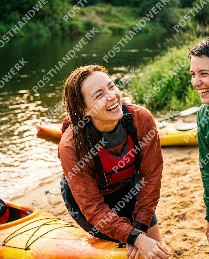 Frau lacht am Flussufer neben Kajak – authentisches KI-Werbefoto von Posthandwerk für Outdoor, Sport und Tourismus.