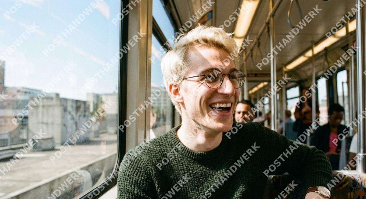 Junger Mann mit Brille lacht in der Straßenbahn – KI-Werbefoto von Posthandwerk für Mobilität, ÖPNV und Stadtleben.