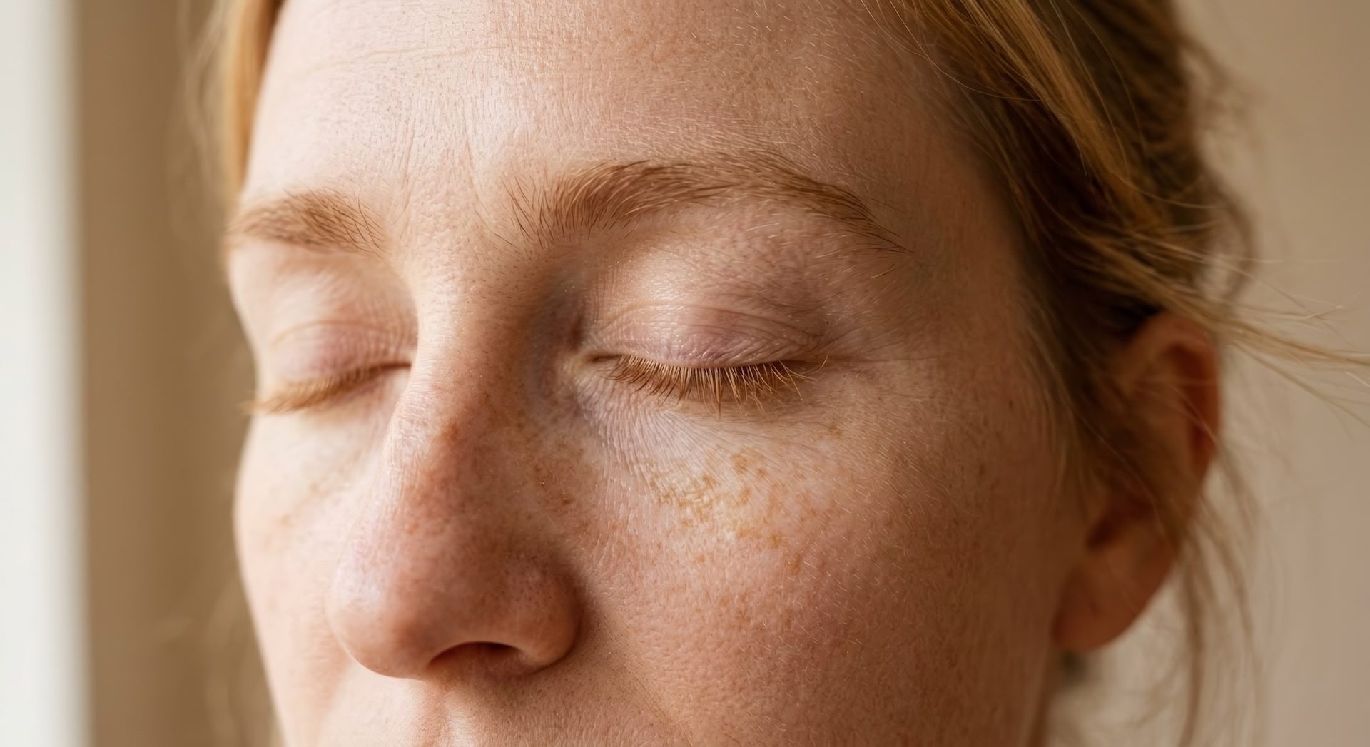 Close-up Portrait einer jungen rothaarigen Frau. KI-generiertes Bild für Lifestyle und Markenkommunikation.